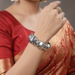 Alternative view of Raga Silver